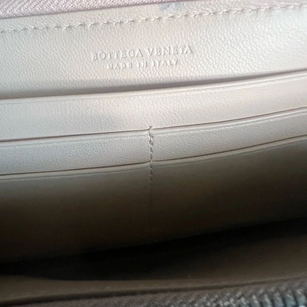 Bottega Veneta Nappa Intrecciato Zip Around wallet. - Picture 8 of 16